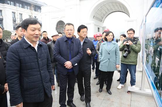 说明: G:\谢冰的文件夹\新闻稿件\2019年\11月份\杜市长调研临港校区\杜市长调研临港校区\MK6A5818.jpg