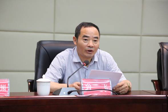 党委巡察办主任邱宏在会上宣读了《中共宜宾学院第三届委员会第二轮