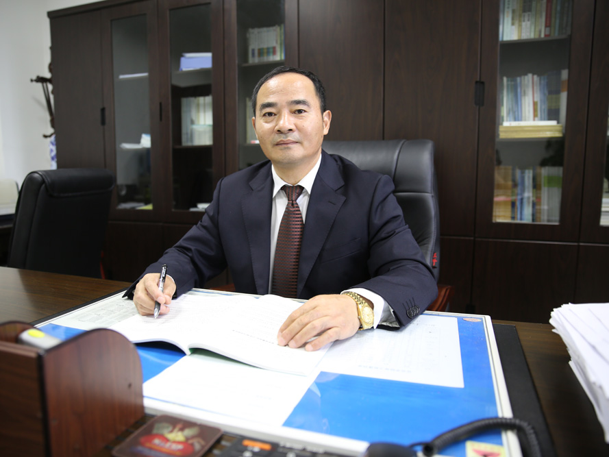 鲁飞党委副书记