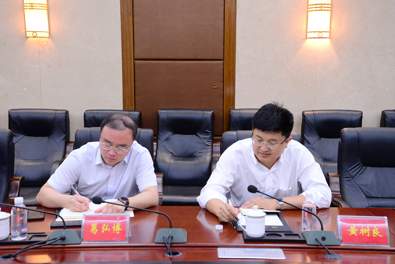 周广均对莅临学校的各位领导表示热烈的欢迎,并介绍了学校的基本情况.