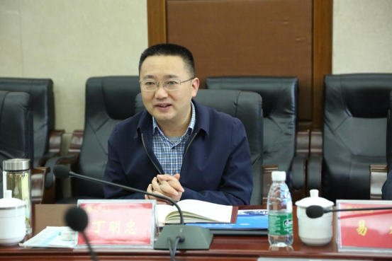 宜宾市委常委宣传部部长丁明忠一行到宜宾学院调研