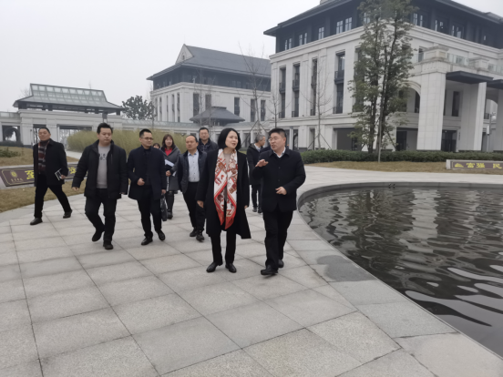 谢飞一行参观了宜宾学院固态发酵资源利用四川省重点实验室,香料植物