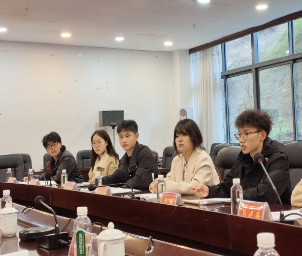 学生代表座谈会图片2.png