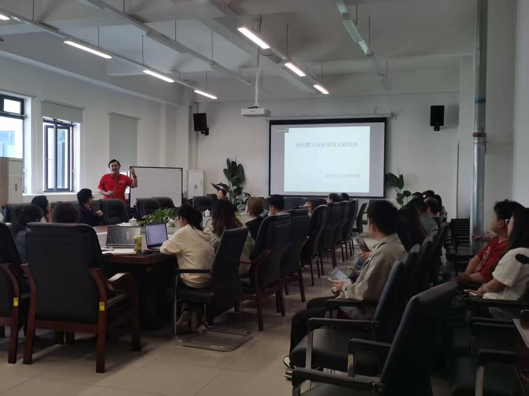 马来西亚思特雅大学研究生商学院院长Keoy Kay Hooi博士到我校交流(宣传部).doc_15a14d98-f578-426c-9c54-6a09580674e0_0.jpg