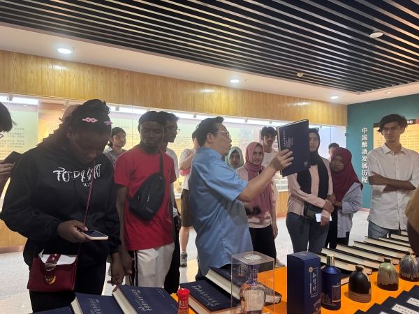 宜宾学院留学生探秘酒史研究中心 让巴蜀酒韵成为文明对话纽带.doc_2bb62c5b-effb-46fa-b5b7-e8fac232b950_3de15.jpg